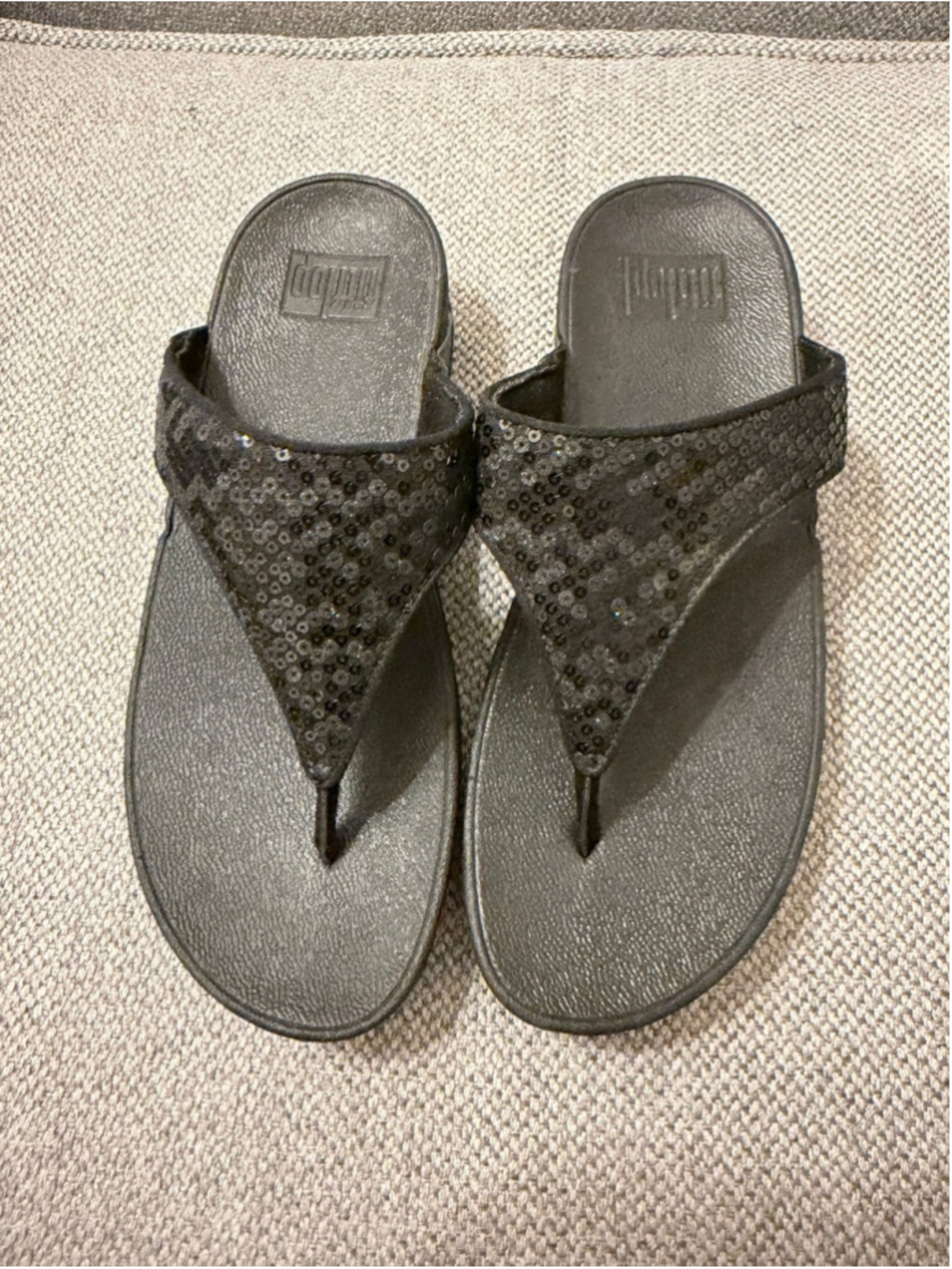 FitFlop Lulu toe-post sandals featuring black sequined straps sz 7